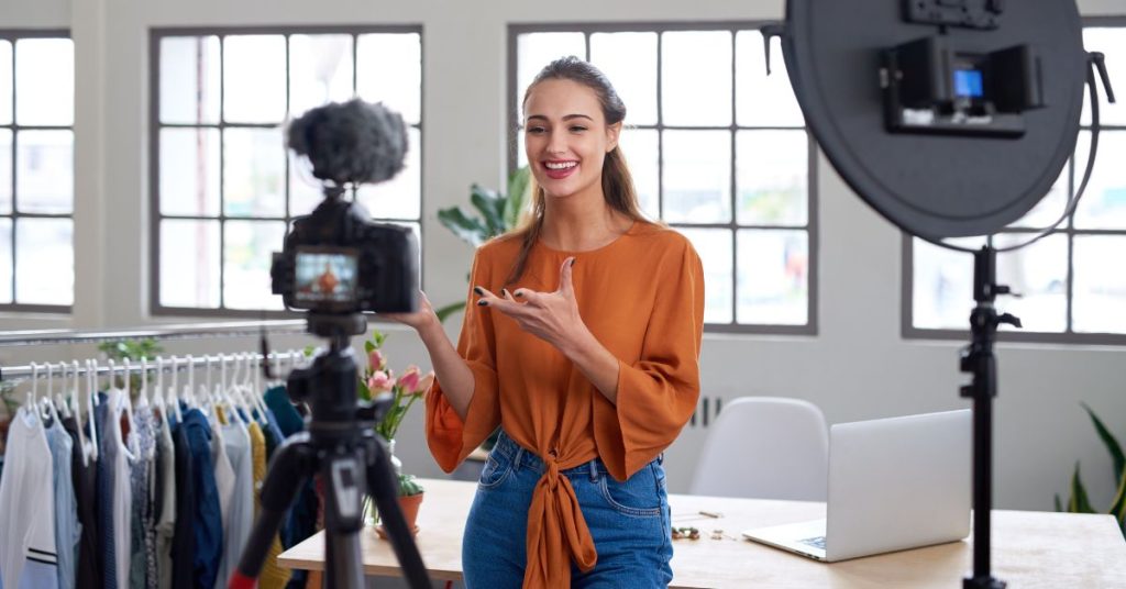Influencer se graba para hacer una campaña de marketing de influencers a través de una agencia de influencers en España.